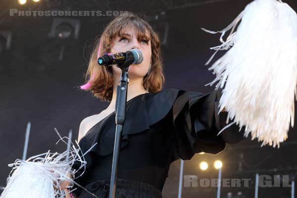 THERAPIE TAXI - 2019-07-04 - HEROUVILLE SAINT CLAIR - Chateau de Beauregard - Scene John - Adélaïde Chabannes de Balsac